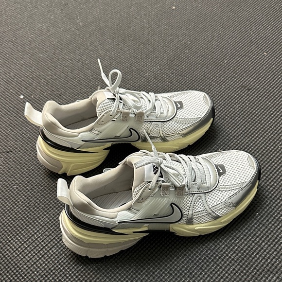 Women’s Nike V2k Run Grey/White Size 6 - Picture 2 of 4
